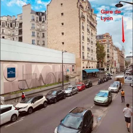 Parisian Style Private With Shared Bathroom Near Bastille And Gare De Lyon Paris