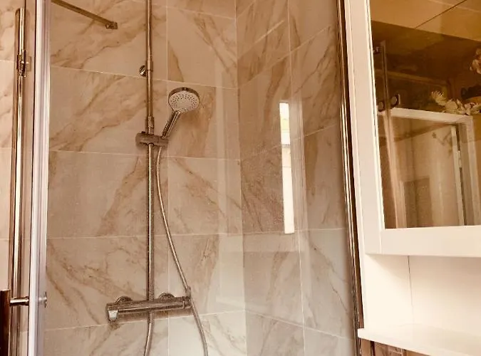 Alloggio in famiglia Parisian Style Private With Shared Bathroom Near Bastille And Gare De Lyon Parigi